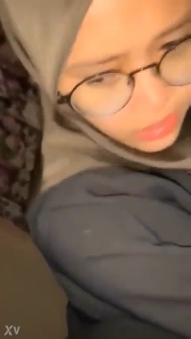 Background nonton video viral Bocil SMP Hijab Ngewe Malu Malu