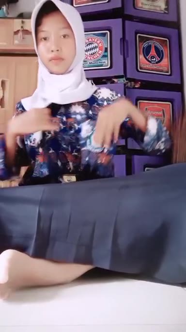 Background nonton video viral Verra Bocil SMP Masih Pake Seragam Sange Parah