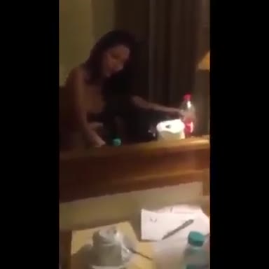 Background nonton video viral Boking Bocil Lugu Baru Pertama Kali